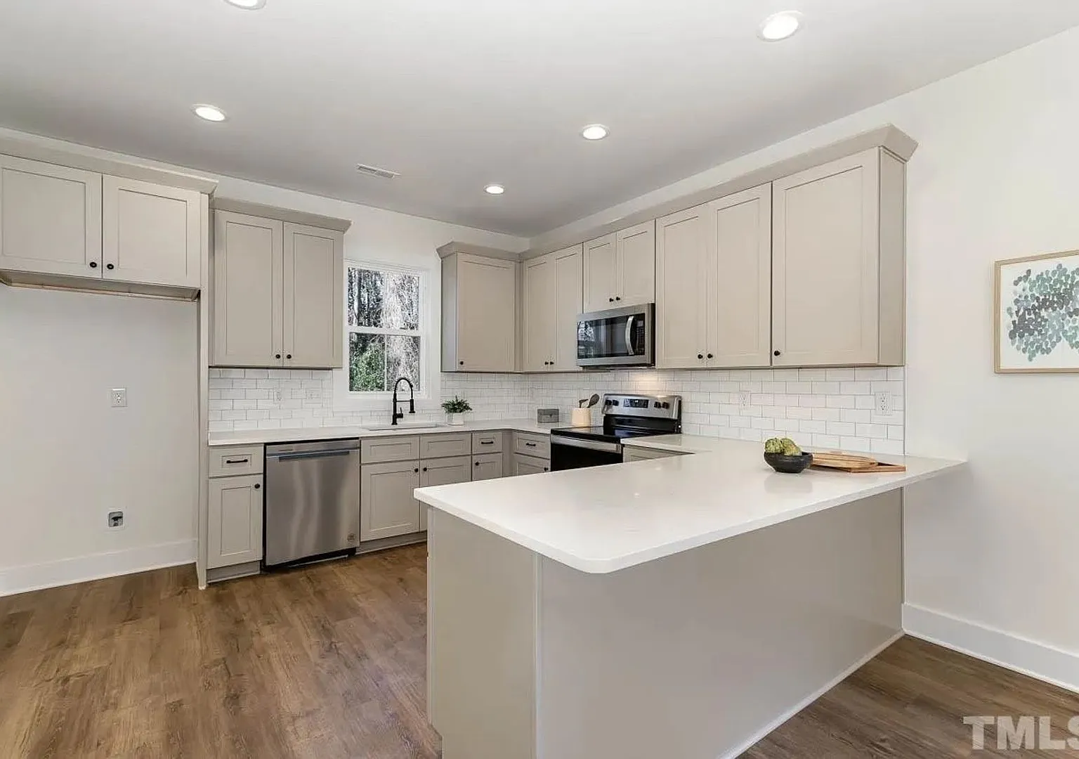 Room in 3 Bedroom Home at Maplewood Dr — Photo 4