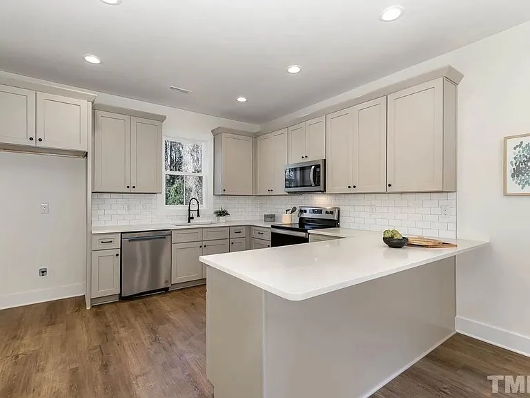 1420 Maplewood Dr #B — Photo 4
