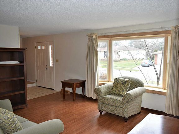 5th image of 340 Schyler Way