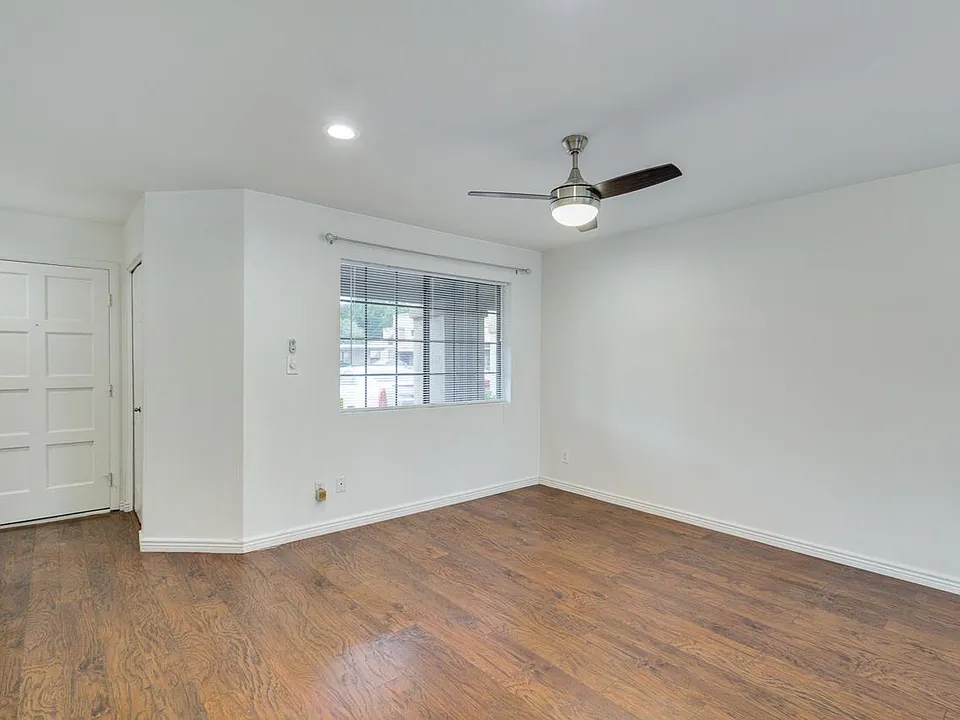 1440 W La Jolla Dr