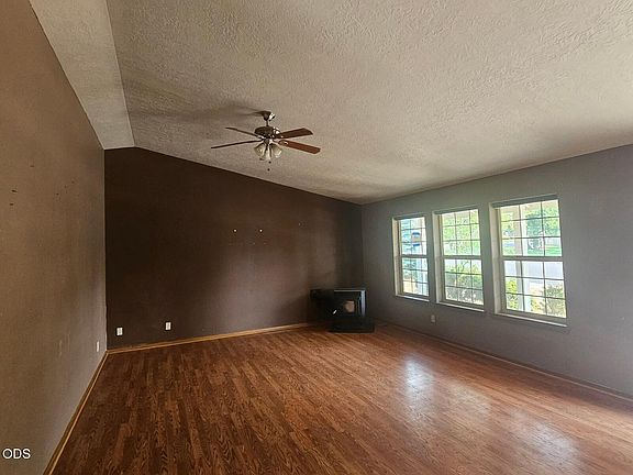4th image of 825 NW Poplar Pl
