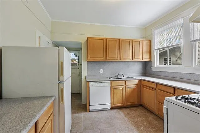 3 bed, 2.0 bath, 1400 sqft, $2,025 — Photo 4