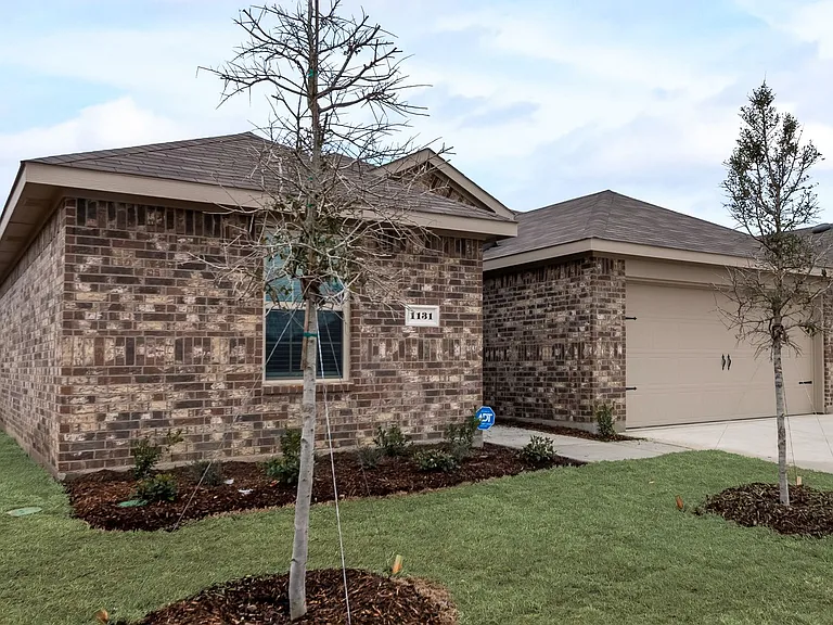 1131 Elijah Way — Photo 2