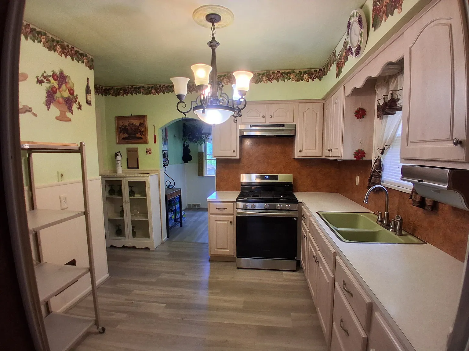 4 bed, 6011 sqft, $1,500 — Photo 2