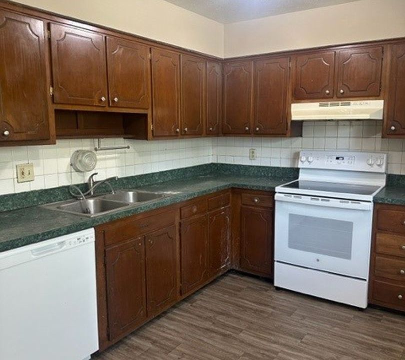 2nd image of 447 Denwood Ct
