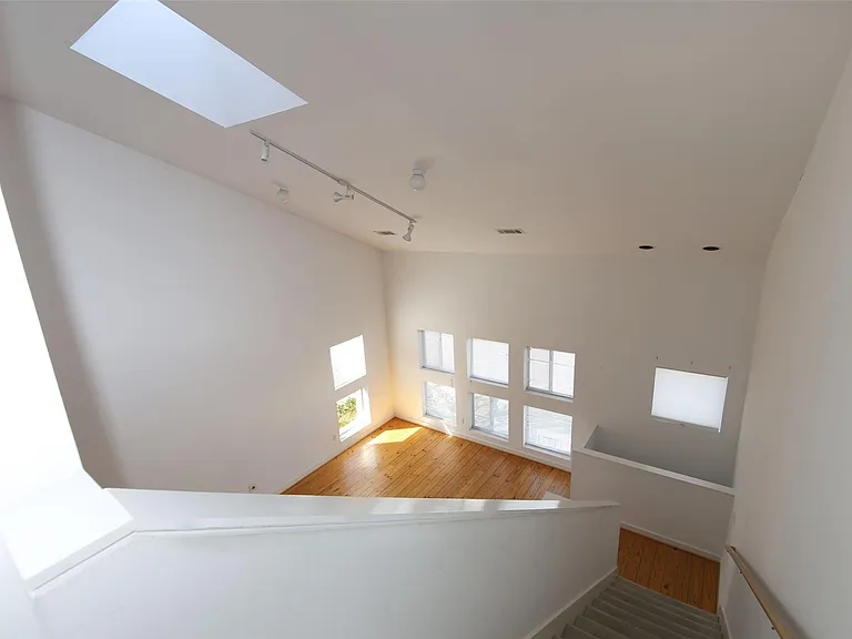 2819 Crawford St — Photo 11