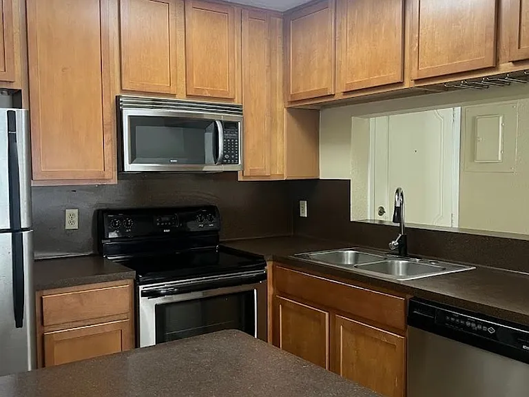 806 W 24th St #121 — Photo 3