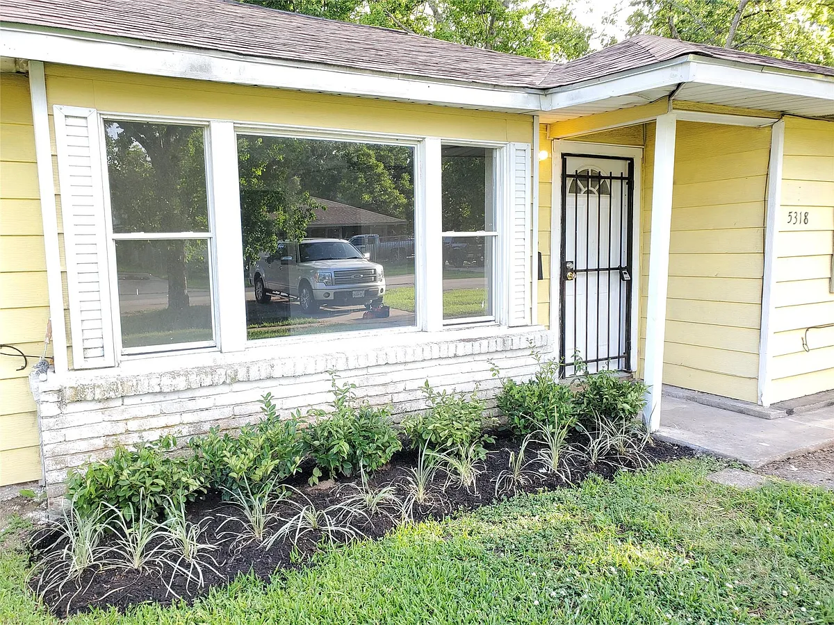 Photo 2 of 17 - 5318 Doulton Dr - Houston, TX Building Photo - 5318 Doulton Dr