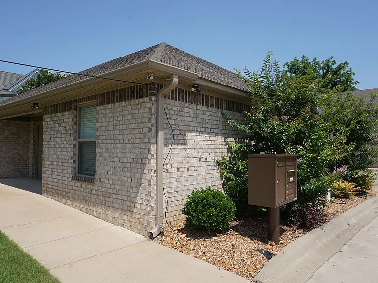 410 W Matthews Ave — Photo 3