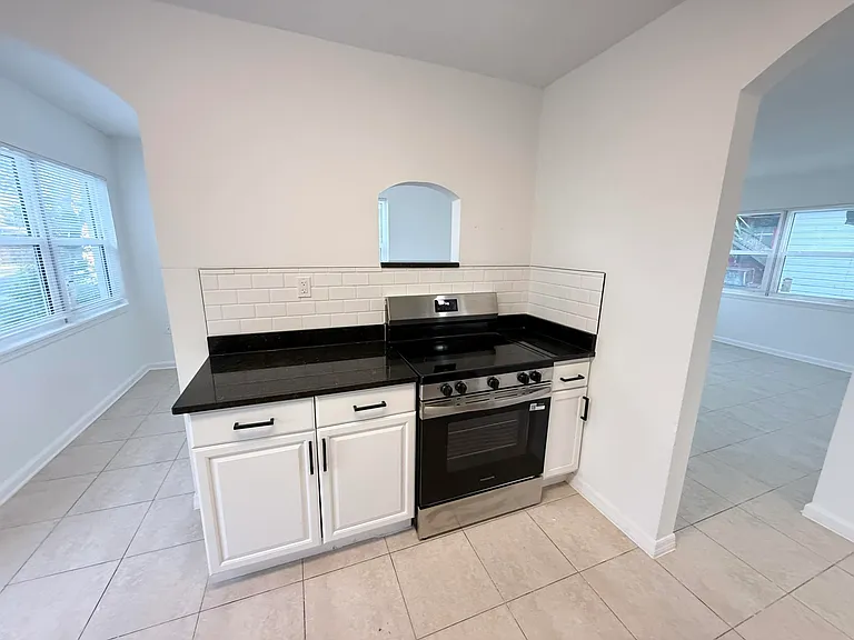 912 SE Tarpon Ave — Photo 5
