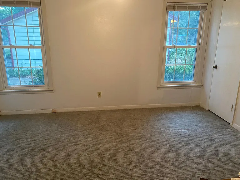 2nd Bedroom (13'x11')