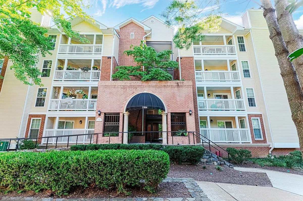 Building Photo - 1504 Lincoln Way #309