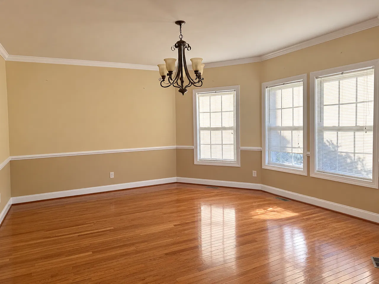 4 bed, 4196 sqft, $4,200 — Photo 2