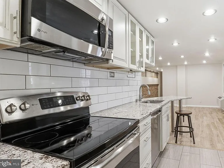 1450 Harvard St NW #B — Photo 5