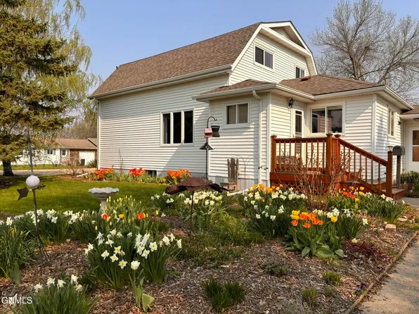 1183 4th St S, Carrington, ND 58421