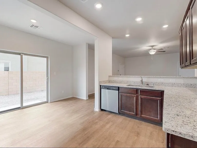 1504 Gulfstream Dr SE — Photo 6