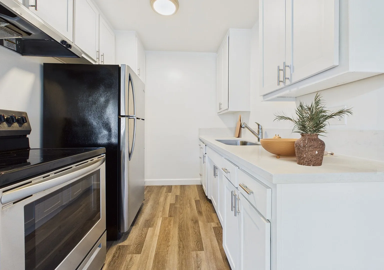 Country Club Apartments — Photo 1