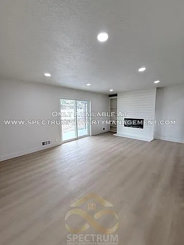 5 bed, 2208 sqft, $2,995 — Photo 3