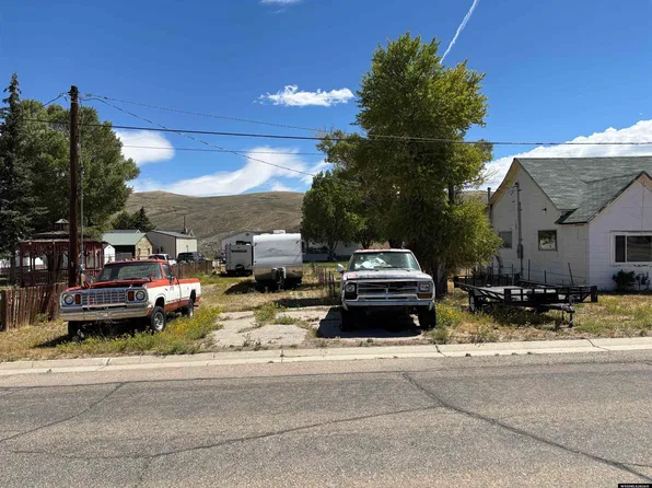 904 Diamondville Ave, Diamondville, WY 83116