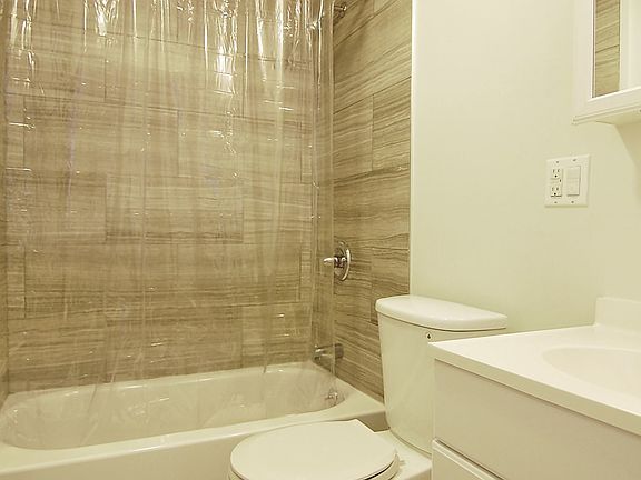 4th image of 840 Van Ness Ave #E