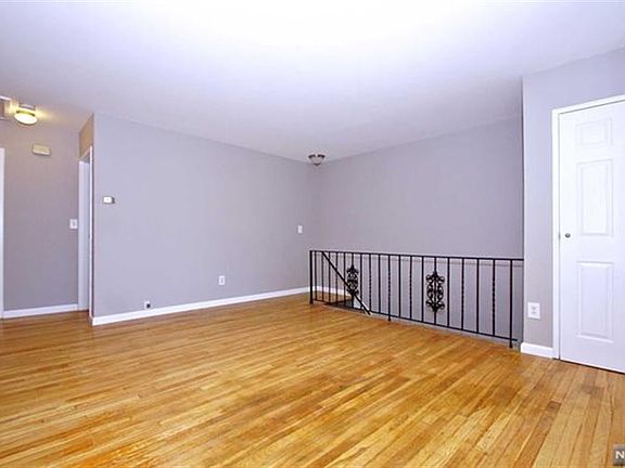 4th image of 306 Washington Dr