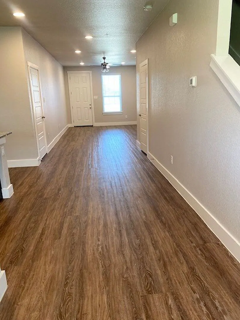 Large Townhome on corner lot — Photo 2