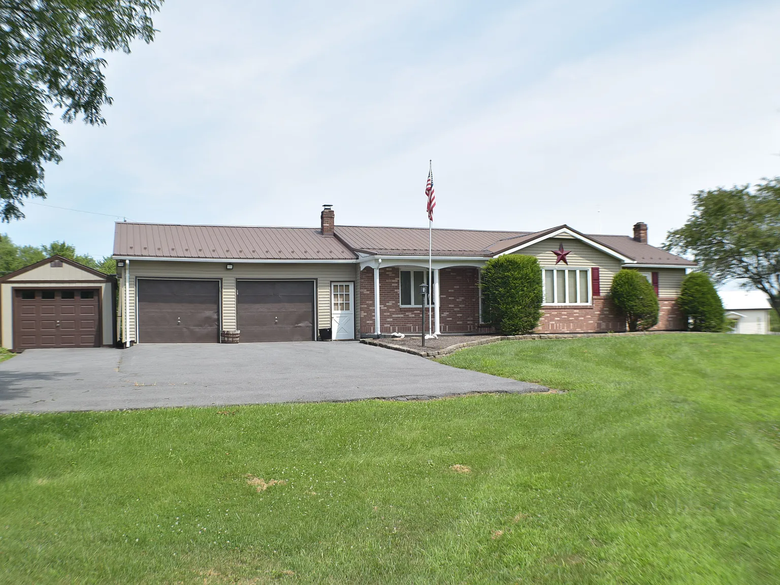 3 bed, 1.5 bath, 1416 sqft, $1,595 — Photo 1