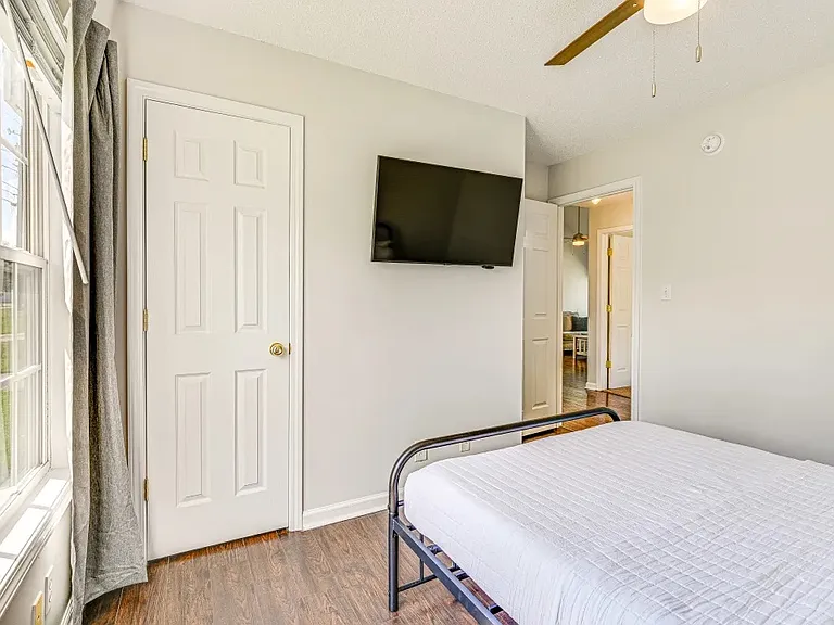 413 Caney Ln — Photo 14