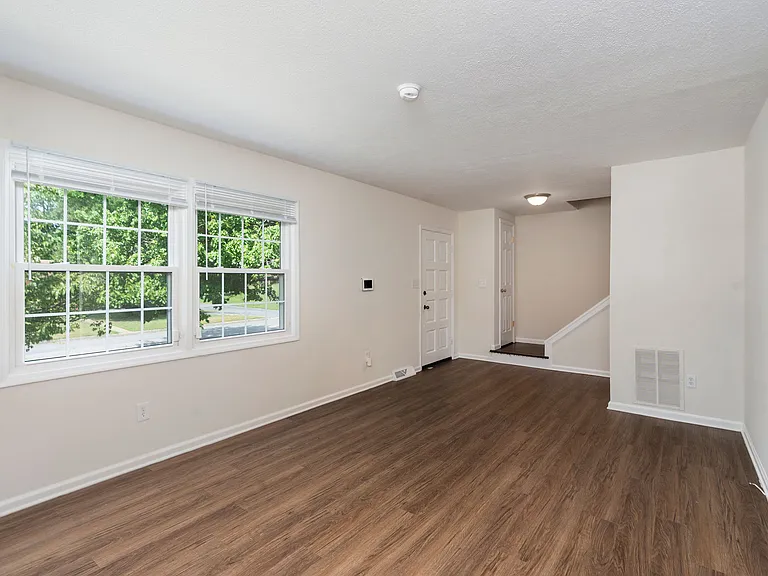 921 Dogwood Cir — Photo 3