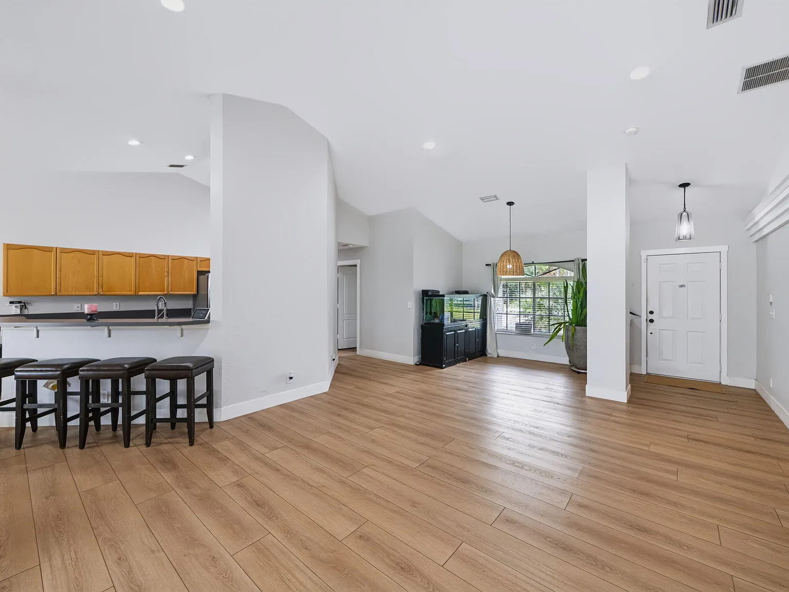 3 bed, 2.0 bath, 2062 sqft, $4,000 — Photo 4