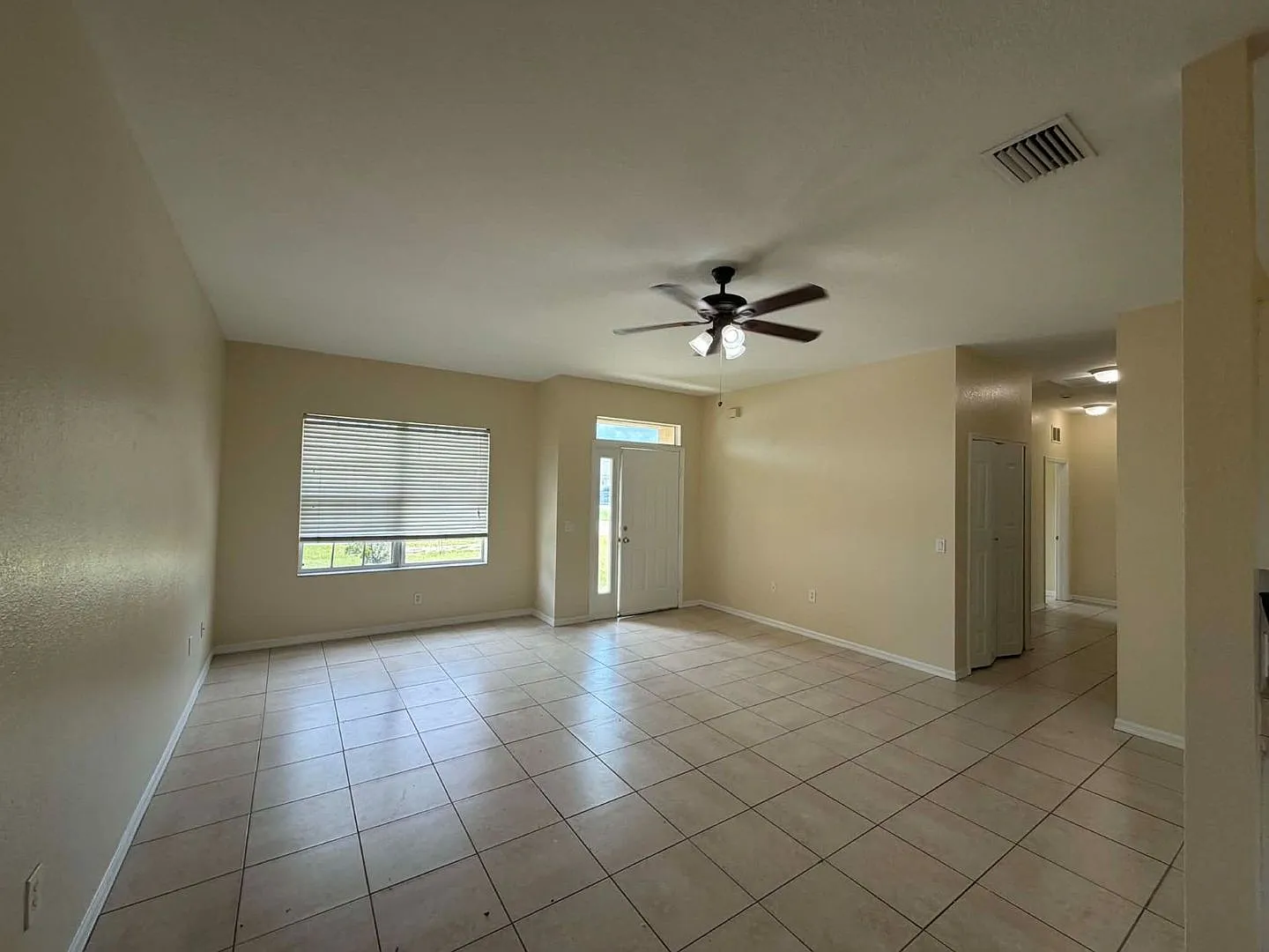 Coming Soon Charming 3/2/2 Car Garage Home In North Port — Photo 2