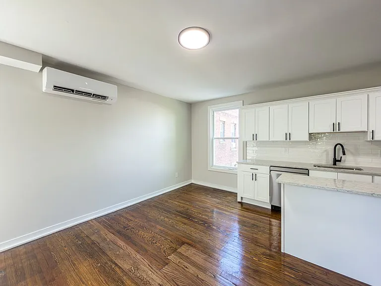 560 Howard Ave — Photo 16