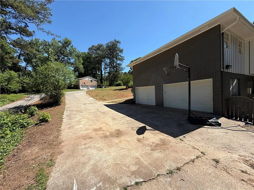 5 bed, 3.0 bath, 3856 sqft, $3,500 — Photo 4
