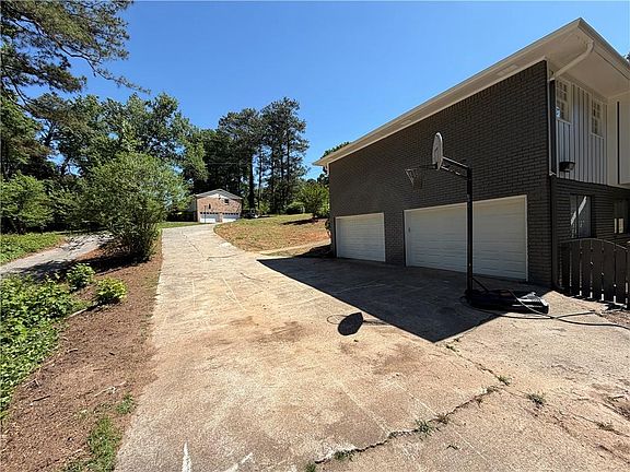 4th image of 3336 Camelot Dr