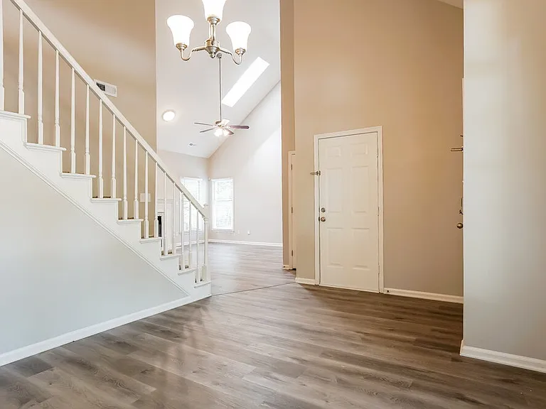 1011 Laurens Way — Photo 6