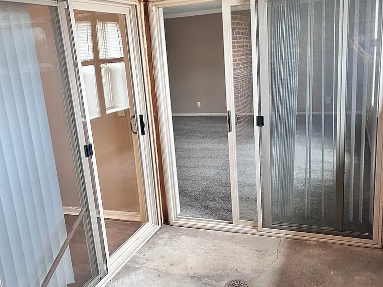 Bristol Square Apartments — Photo 45