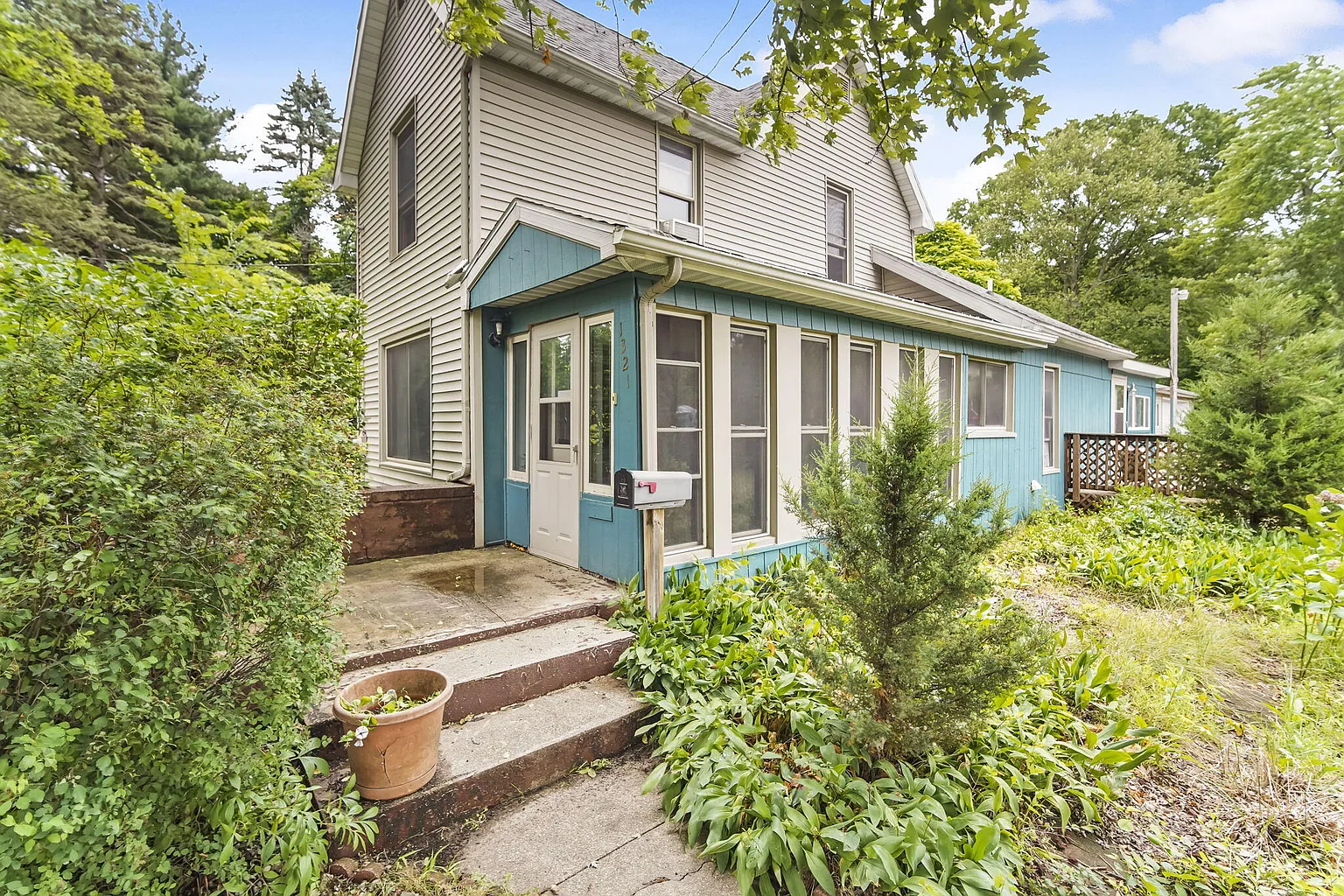 1321 N Waterloo Ave photo 1