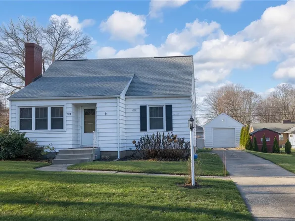 704 California Dr, Erie, PA 16505