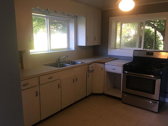 Kitchen with gas stove provided!