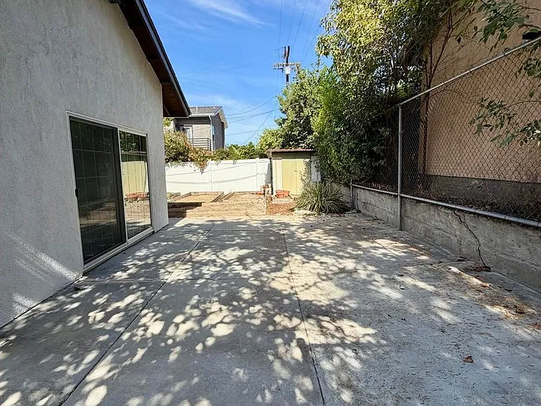 22206 Del Valle St — Photo 31