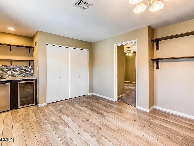 1015 E Marigold Ln — Photo 6