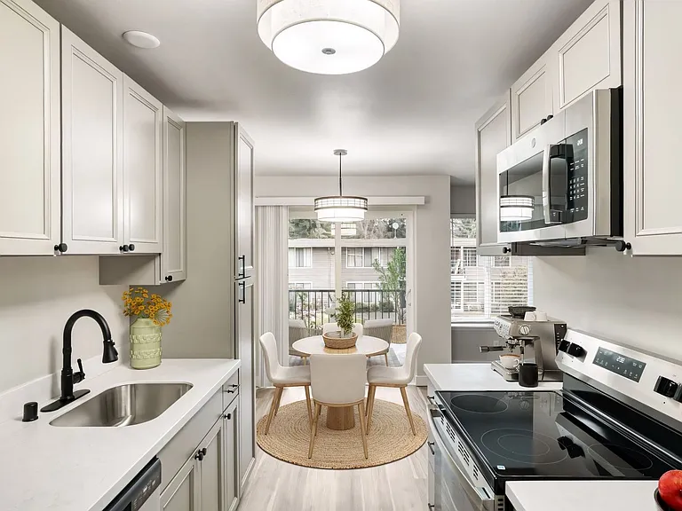 Beautifully Renovated 1 & 2 Bedroom Apartments in Lynnwood! — Photo 48