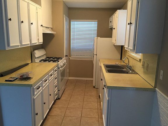 2nd image of 1901 Laurel Ln