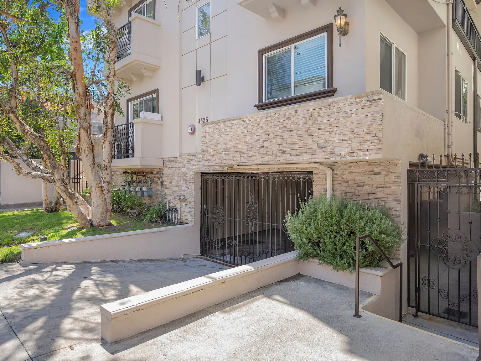 3 bed, 2.5 bath, 1250 sqft, $3,750 — Photo 2