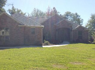 100 Woodgate Dr, Palestine, TX 75801