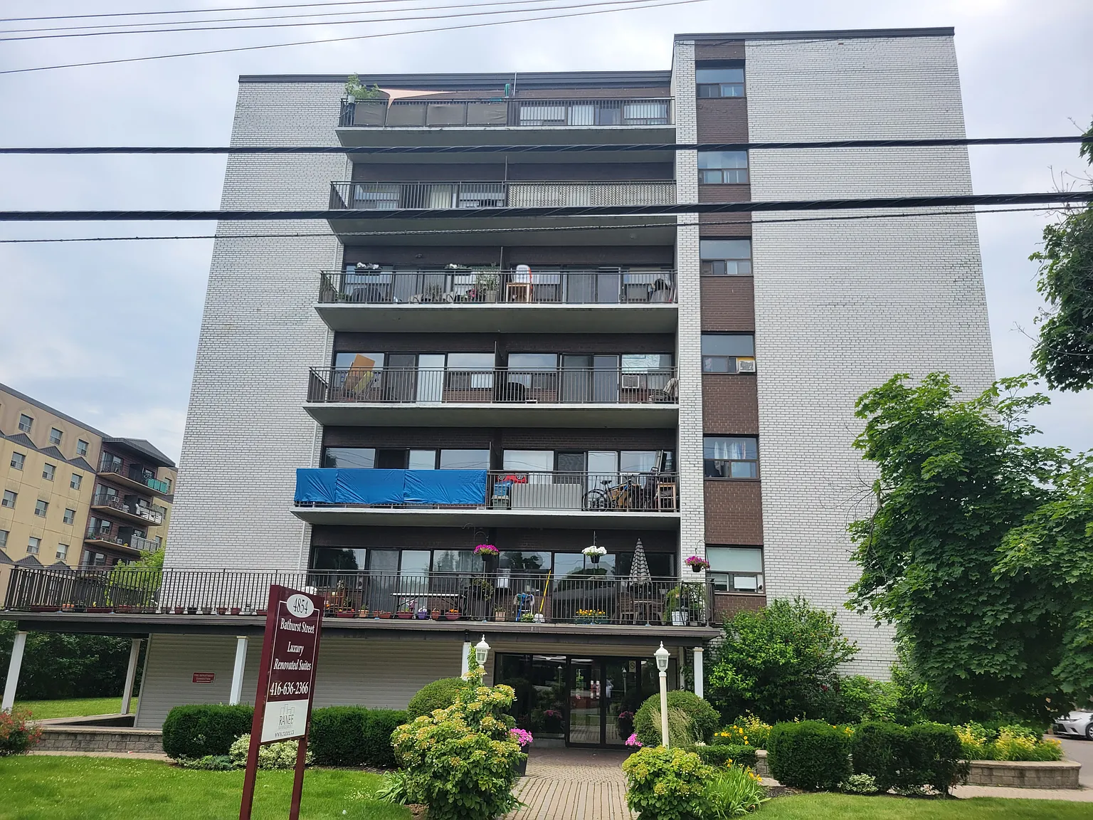 4854 Bathurst street — Photo 1