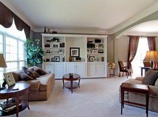 418 Bluegrass Ln, Geneva, IL 60134