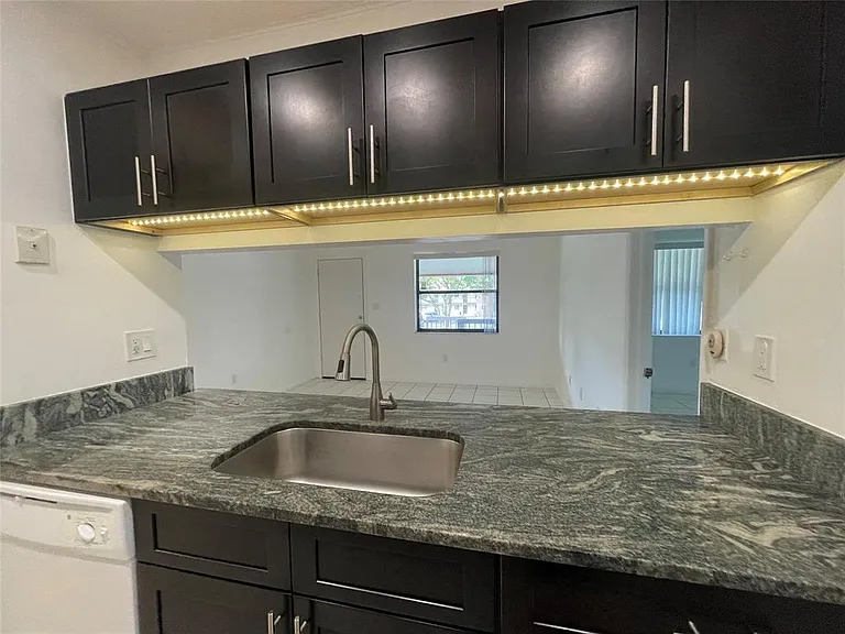6040 Shakerwood Cir #205 — Photo 7