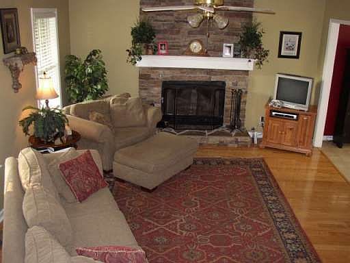 3rd image of 104 Hearthstone Dr