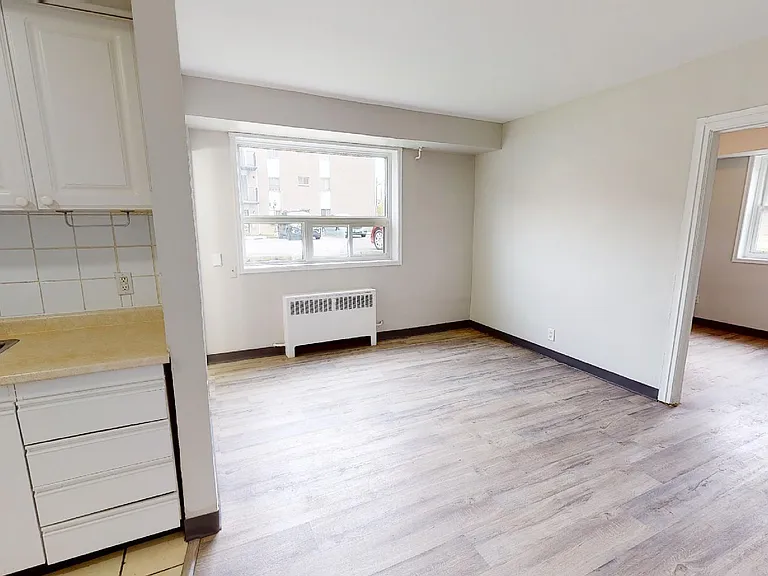 6460 Wyandotte St E — Photo 16
